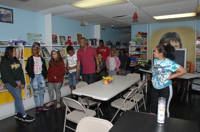 Group of kids standing in a library.
